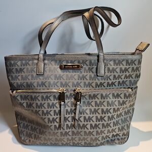 MICHAEL KORS || Gray Signature Shoulder Bag